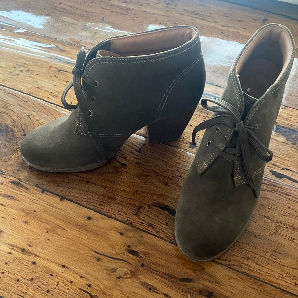 Clark’s leather upper, lace up dark olive suede. Women’s booties, ankle chunky